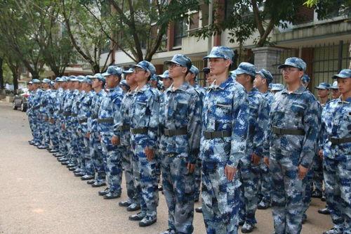 每日智慧吃瓜军训,军训生活趣味横生